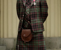 Alan Cumming looking great in his Kilt Outfit